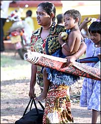 घर छोड़कर जाता एक परिवार