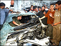 Saldırıya uğrayan araç