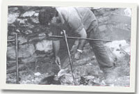 Rene Gruffydd yn gorffen coginio'r oen i'r Asado