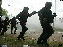 Policiais tentam conter manifestação