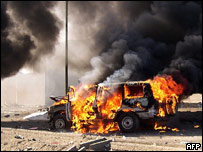 Carro atingido por explosão no Iraque