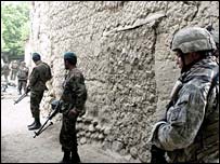 Afgan ve ABD askerleri