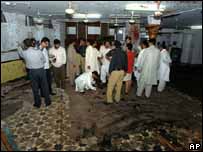 Policiais no interior da mesquita de Husainia Hall depois da explosão