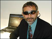 O pesquisador com os óculos