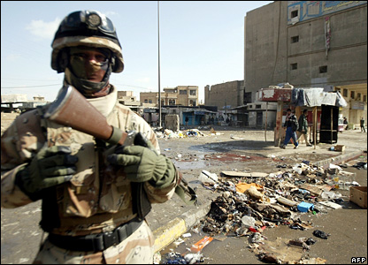 Patlama sonrası El Gazin pazarında Iraklı bir asker