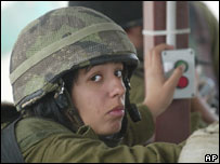 Soldado israelense opera portão na fronteira com a Cisjordânia