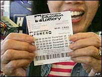 زنی در کارولينای جنوبی بليت خود را نشان می دهد - عکس از آرشيو