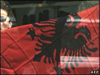 زن آلبانيايی تبار کوزوو با پرچم آلبانی