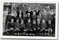 Disgyblion olaf i fynychu Ysgol henllan Amgoed yng nghwmni'r staff cyn i'r ysgol gau ddiwedd tymor