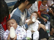 Ít nhất bốn trẻ thiệt mạng từ bê bối sữa độc