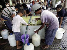 Người dân lấy nước ở Rangoon