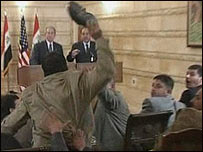 Muntazar ez-Zeydi ayakkabısını fırlatırken