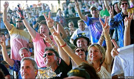 Зрители фестиваля радуются 