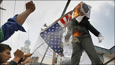 متظاهرون ضد خطط "حرق" نسخ من المصحف