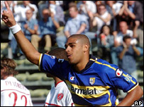 Adriano, atacante do Parma