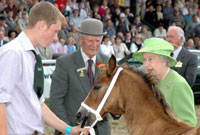 Y Frenhines yn cyflwyno gwobr i enillydd