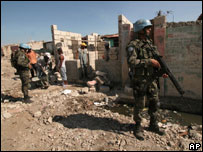 Soldados brasileiros acompanham reconstrução de casas destruídas no dia 19 de outubro