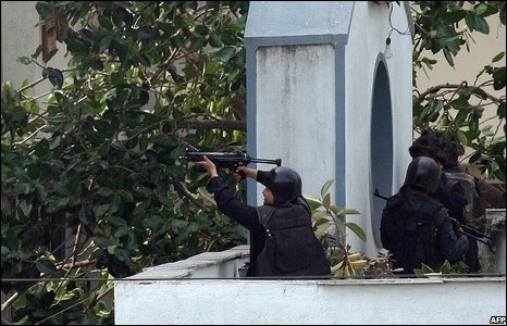 Lính đặc nhiệm trên mái nhà