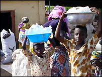 Crianças em um mercado de Gana