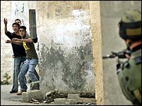 Bir İsrail askerine taş atan Filistinli çocuklar