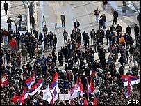 Sérvios que moram em Mitrovica, em Kosovo, protestam contra a independência