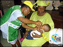 Criança toma vacina em Lagos, na Nigéria
