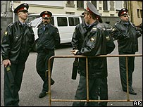 Lính Nga tuần tra trước tòa đại sứ Gruzia tại Matxcơva