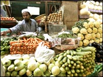 ग्राहक का इंतज़ार करता एक दुकानदार