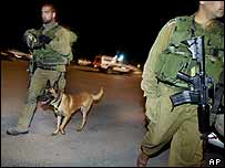 سربازان اسرائيلی در گذرگاه کارنی، محل وقوع حمله