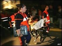 बचाव कार्य में लगे लोग