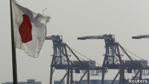 日本一个港口附近的国旗