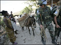 Soldados uruguaios ajudam a transportar urnas no Haiti