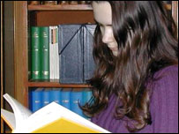 学生在图书馆看书