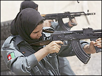 زنان پلیس افغان در حال آموزش