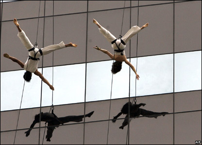 Treo lơ lửng từ tòa nhà của Chrysler ở Michigan, USA.