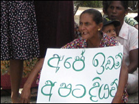 A woman asking the authorities to give their lands back (photo: Wasantha Chandrapala)