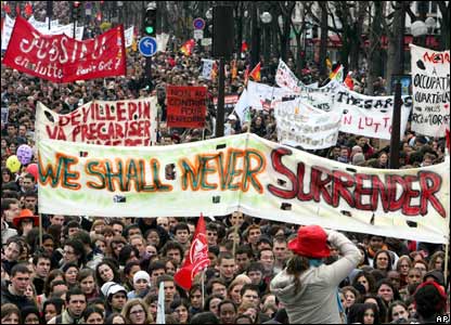 Penyelenggara unjukrasa melaporkan 700 ribu warga berunjukrasa di Paris saja dalam aksi yang secara umum damai. Polisi memperkirakan jumlah yang lebih kecil.