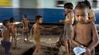 anak-anak miskin di daerah kumuh Delhi