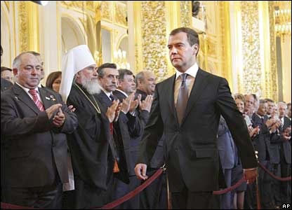 Dmitry Medvedev đi vào nơi tổ chức nghi lễ