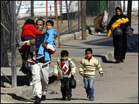 Một gia đình người Palestine bỏ chạy khỏi Gaza