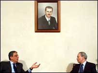 O ministro das Relações Exteriores da Síria, Farouk al-Sharaa, com Amr Moussa, da Liga Árabe