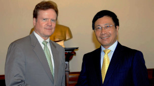 TNS Jim Webb trong chuyến thăm Việt Nam