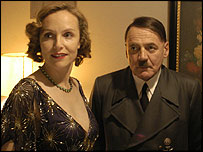 हिटलर पर बनी फ़िल्म द डाउनफ़ॉल का दृश्य