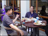 Nghệ sĩ Trần Lãng Minh (bên phải) không ngần ngại chia sẻ với BBC những hiểu biết về kho tàng Nhạc thơ Việt Nam