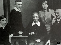 O jovem Joseph Ratzinger (à esq.) e sua família em 1938