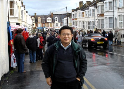 许浩前往球场观球