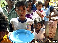 Crianças esperam por comida em abrigo no Sri Lanka