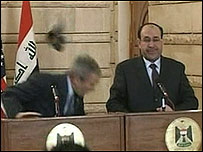 Bush abaixa e escapa de ser atingido por sapato