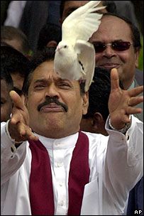 ساٹھ سالہ راج پکشے نے جمعرات کو ہونے والے انتخابات میں پچاس فیصد ووٹ حاصل کیے۔