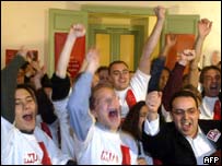 Socialistas comemoram a vitória eleitoral na França